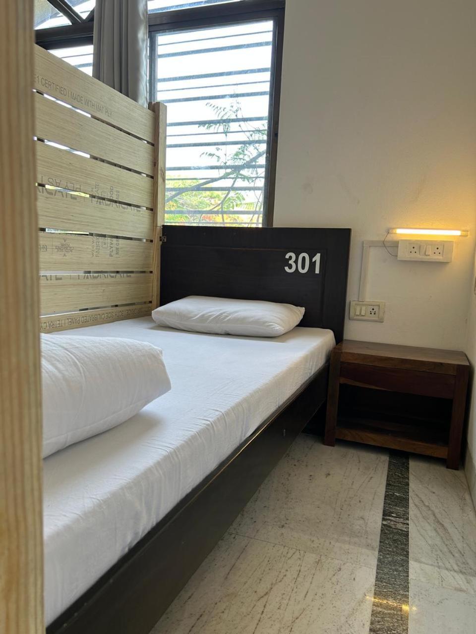 Hostel Lifespace- Twin Bungalow With Pods, Bunks, Private Rooms, Cowork & Cafe Пюн Екстериор снимка